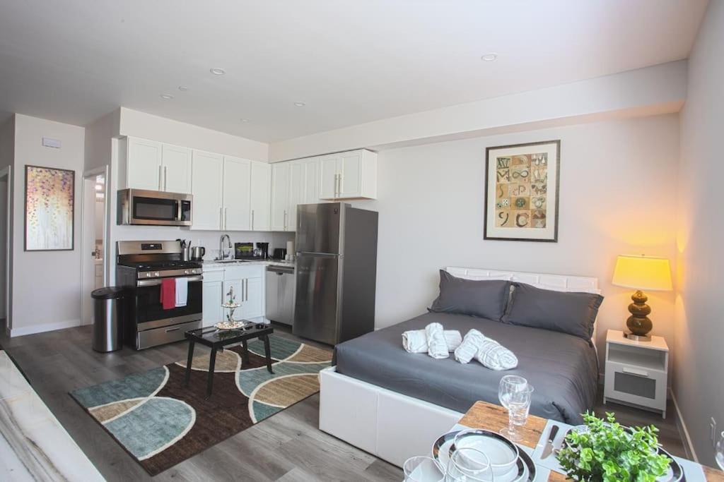 Lovely W Full Kitchen In Heart Of Apartment *
