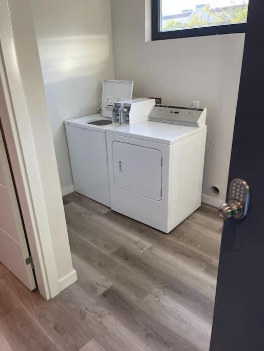 Lovely W Full Kitchen In Heart Of * San Diego