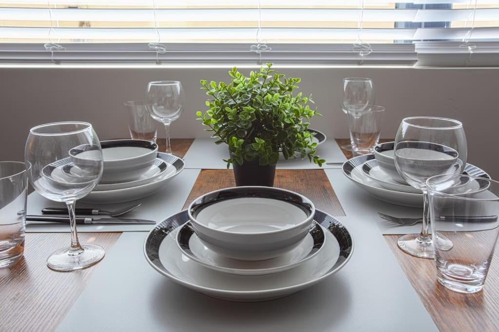Lovely W Full Kitchen In Heart Of Apartment