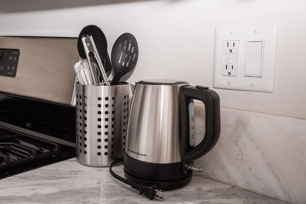 Lovely W Full Kitchen In Heart Of