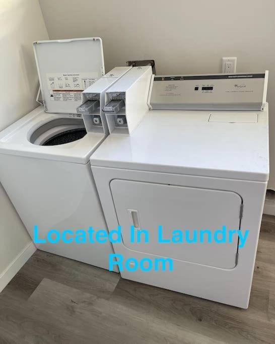 Lovely W Full Kitchen In Heart Of Apartment *